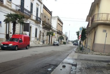 Sassi ed asfalto come proiettili in via Diaz