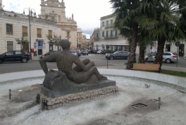 L'unico monumento femminista di Puglia offeso dal degrado