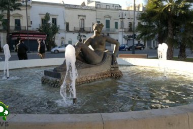 I soci del Touring Club a Galatina per vedere la casa di Gaetano Martinez. E la 'Lampada senza luce'?