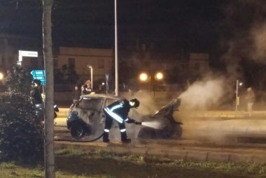 Va a fuoco una Punto, paura alla 167