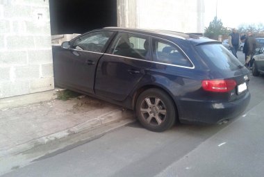 Audi abbatte lamiere e mattoni di una casa in costruzione, guidatore illeso