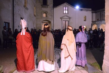 Intrigante visita al castello di Carlo V con gli attori di Improvvisart