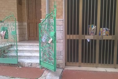 Volantinaggio selvaggio o concittadini sozzoni?