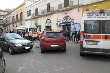 Scontro fra due auto in via Turati, ventunenne scende dalla sua Punto e si accascia a terra con la testa insanguinata
