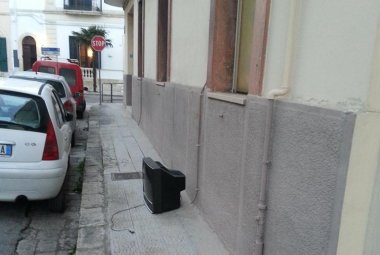 Quel televisore sul marciapiede in via Pavia