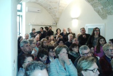 Una piccola sala per una grande folla 'affamata' di pane