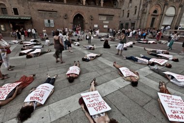 Violenza sulle donne, solo la dura lotta femminile può batterla