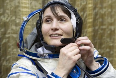 Samantha Cristoforetti completa due esperimenti e comincia l'ultimo mese nello spazio