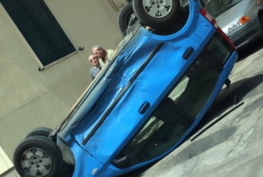 Spettacolare incidente in via Caserta