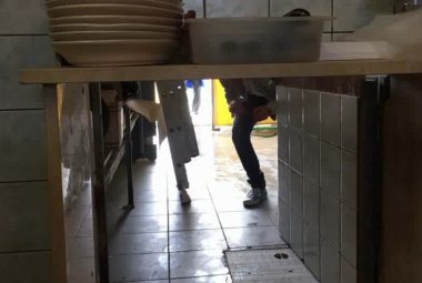 La Guardia Costiera entra in frigitoria e gli addetti si dileguano