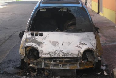 Fiamme nella notte, incendiata un'auto