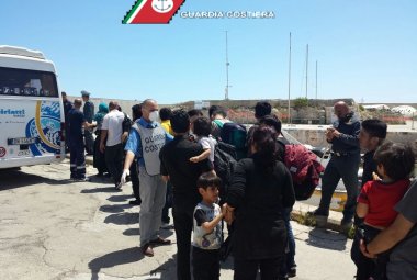 Soccorsi 75 migranti a bordo di un veliero al largo di Tricase