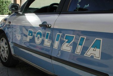 Le promettono un lavoro e la alleggeriscono di duemila euro