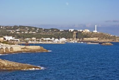 Salvati 34 migranti abbandonati su un gommone al largo di Leuca