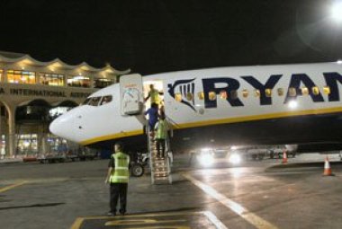 Perdono l'aereo e tentano di bloccarlo in pista. Fermati a Malta un galatinese ed una ragazza di Aradeo