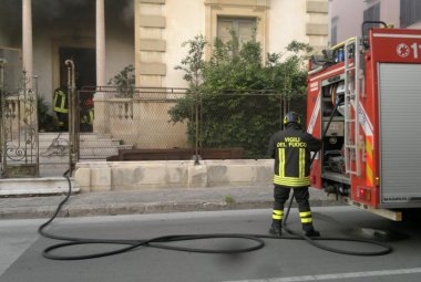 Incendio in via Roma, anziana salvata dal 118
