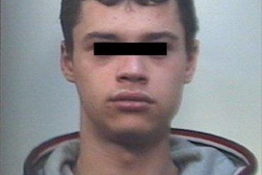 Rapinano un'anziana con un bastone uncinato, arrestati due giovani
