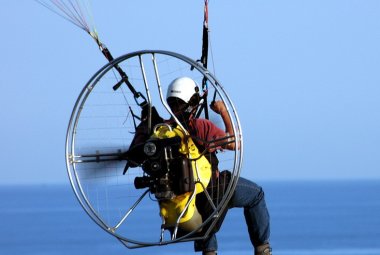 Parapendio a motore precipita a Torre Lapillo, sfiorata la tragedia