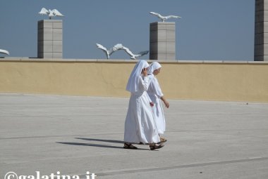 "Andandovene, scuotete la polvere di sotto ai vostri piedi"