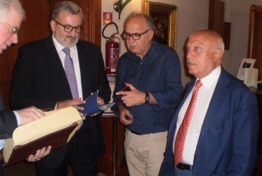 Montagna consegna ad Emiliano la 'Carta di Galatina'