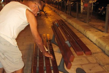 Scherzo di cattivo gusto, colla sulle panchine del 'Canneto'