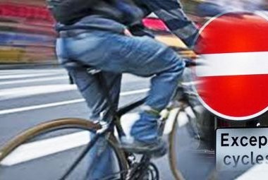 In bicicletta contromano e con il cellulare, multa di 482 euro