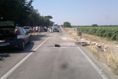 Auto fuori controllo abbatte due muri, perde il motore e rimane distrutta, miracolosamente indenni gli occupanti