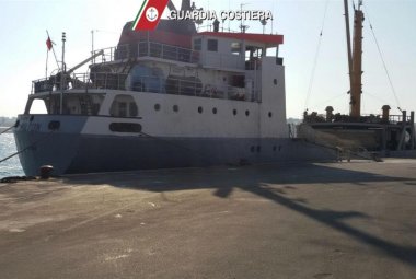 Nave albanese bloccata nel porto di Otranto
