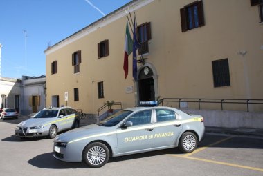 Immigrati ricevono quasi 2 milioni di assegni non dovuti