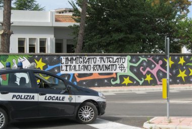 In via Ugo Lisi appare uno striscione anti immigrati