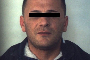 Topi d'appartamento presi mentre rubavano un'auto