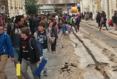 Strigliata a Telecom per il cantiere davanti alla 'Pascoli'