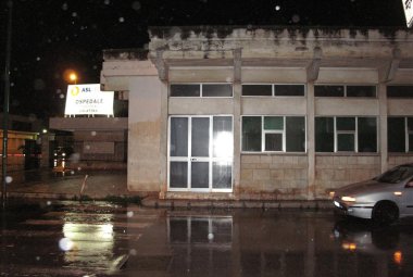 Investita a dieci metri dall'ospedale giace ferita per venti minuti sull'asfalto aspettando l'ambulanza