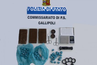 Ai domiciliari un diciannovenne galatinese ed un gallipolino trovati in possesso di hashish