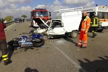 Scontro fra moto e auto sulla tangenziale est