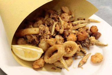 Cartocci di pesce fritto a “miglio zero”
