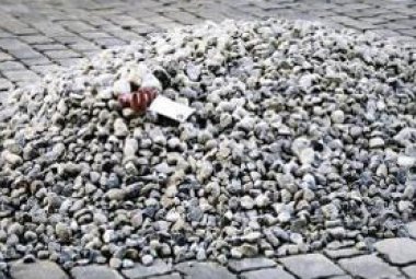 Si mise a scrivere col dito per terra