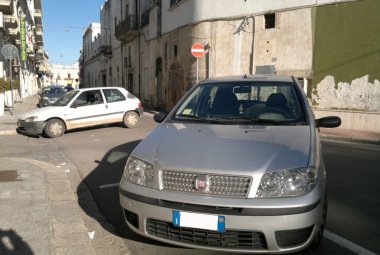 Gli rubano la macchina. Insegue e blocca il ladro