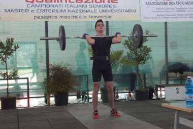 Sollevamento pesi. La passione di un giovane nohano