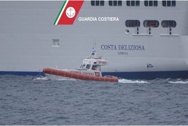 Le motovedette della Guardia Costiera di Otranto prelevano dalla Costa Deliziosa due minorenni in preda a forti dolori addominali