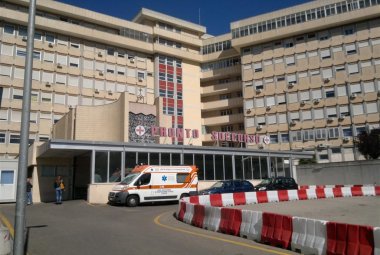 Dona due barelle al Pronto soccorso del "Vito Fazzi" ed evita il processo