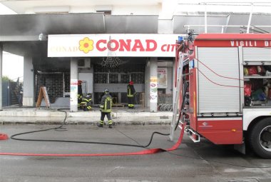 Violento incendio al Conad di via Corigliano