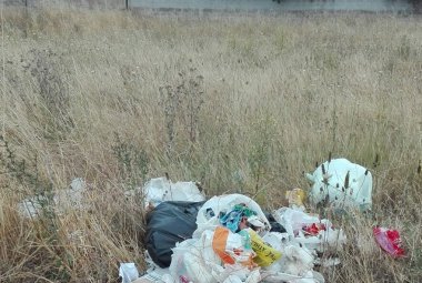 Scopre chi aveva buttato i rifiuti sul suo terreno e chiama i Vigili. Scatteranno le severe sanzioni previste dall'Ordinanza sindacale