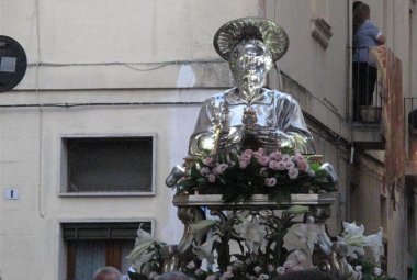 "Paulu busca e Pietro mangia"