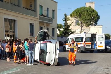 Bloccata nell'auto rovesciata esce con l'aiuto del padre