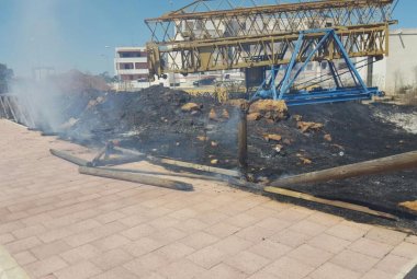 A fuoco l'ultimo pezzo di staccionata 
