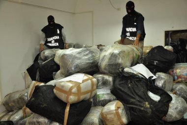 La Finanza sequestra 3,8 tonnellate di marijuana per un valore di 30 milioni di euro 