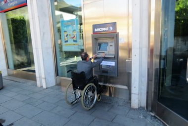 Cassazione, il bancomat sia a misura di disabile