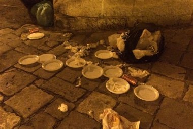 Atti di inciviltà in via Garibaldi
