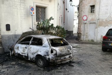 Auto a fuoco nella notte in pieno centro storico